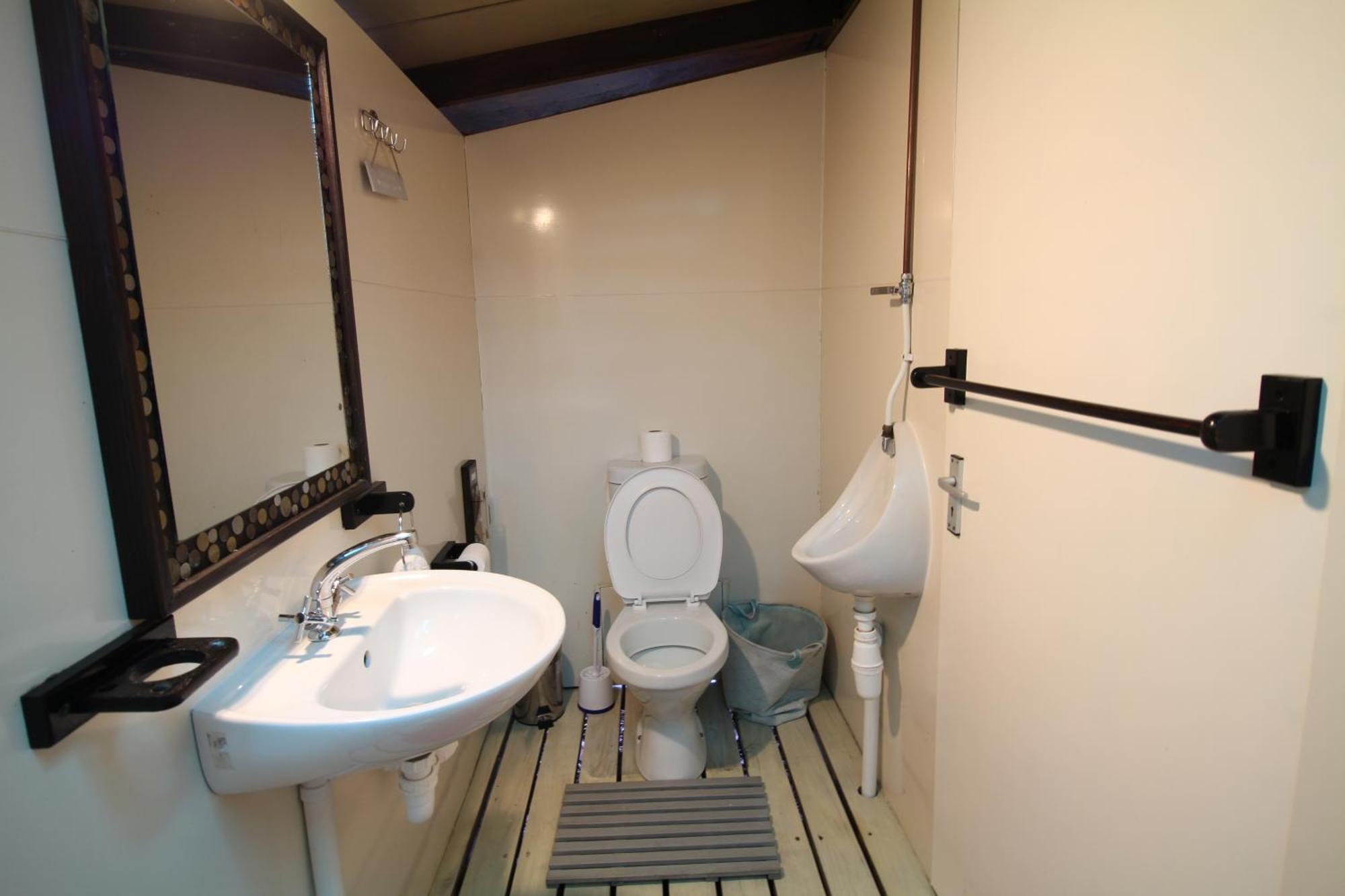 Mali Boutique Lodge & Tube 'N Axe Budget Accommodation Stormsrivier Rum bild